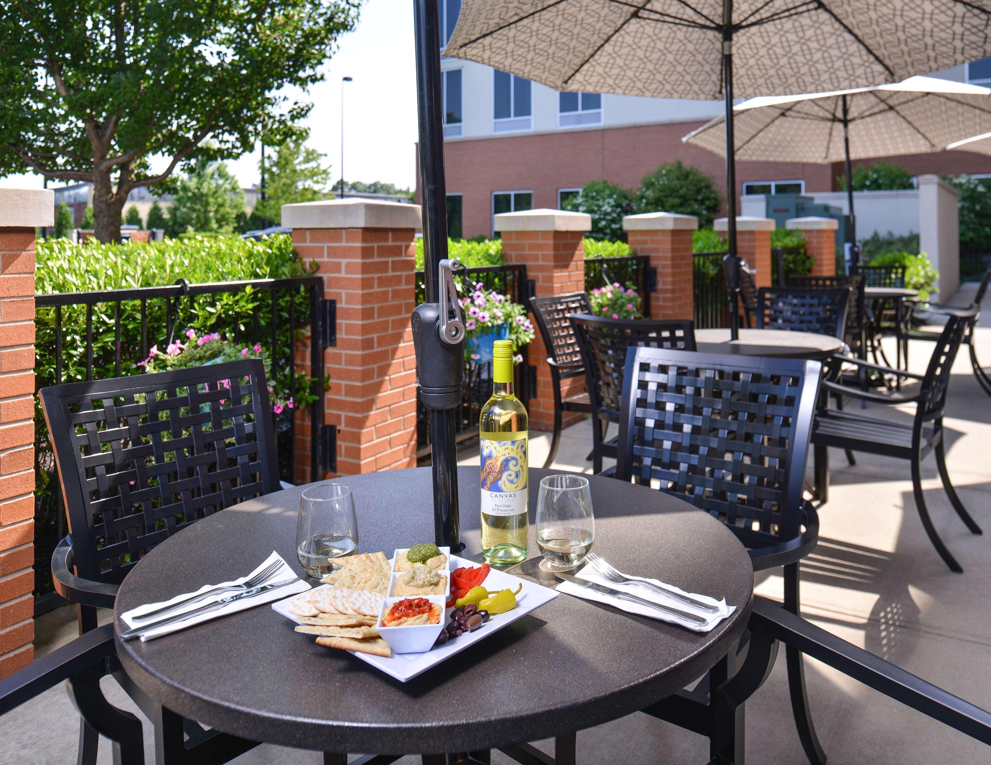 Hyatt Place Garden City Bagian luar foto