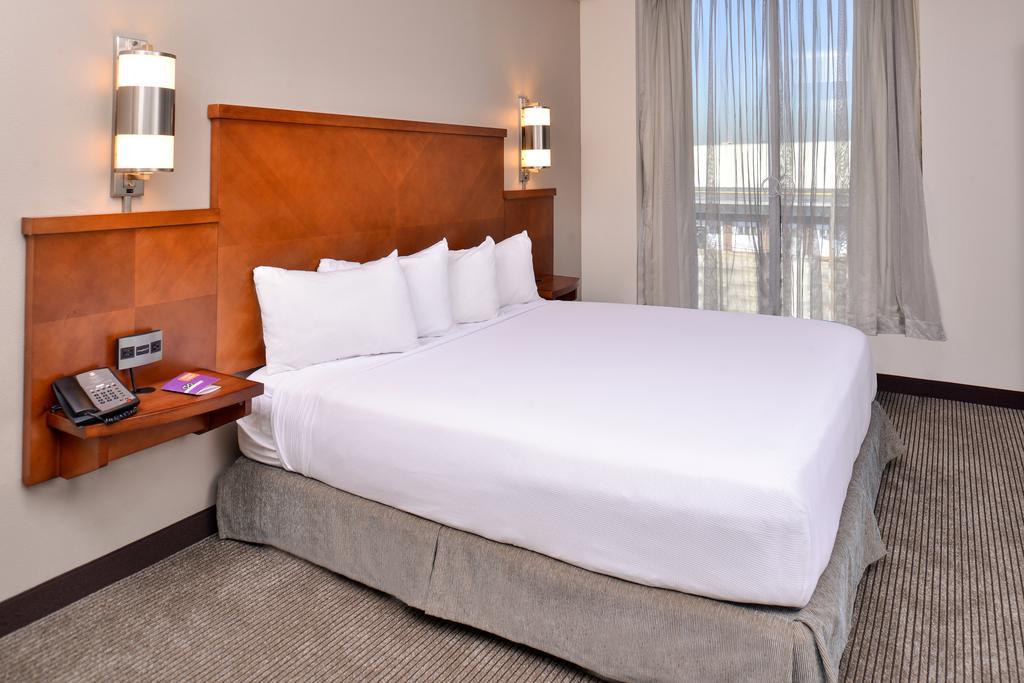 Hyatt Place Garden City Bagian luar foto