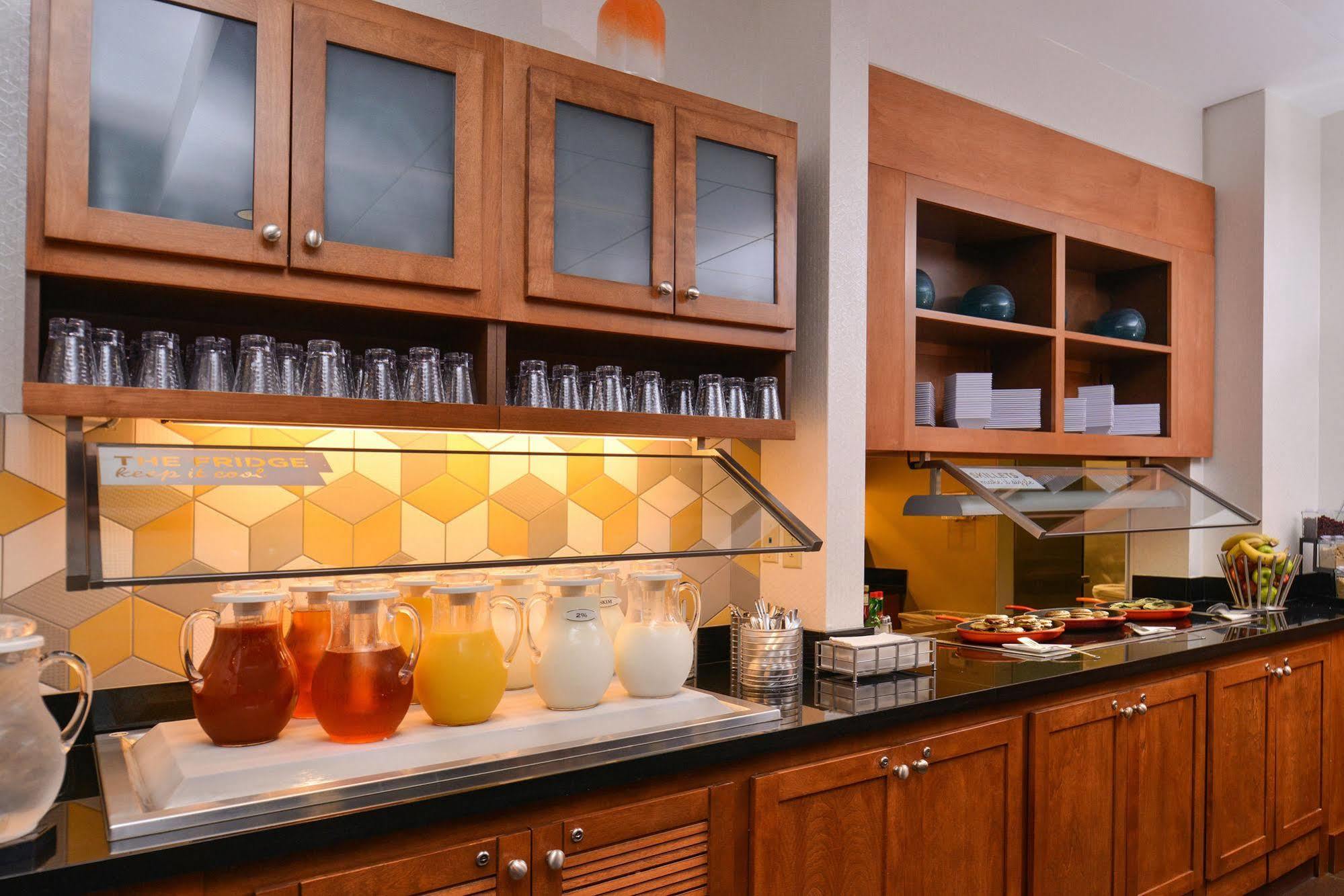 Hyatt Place Garden City Bagian luar foto